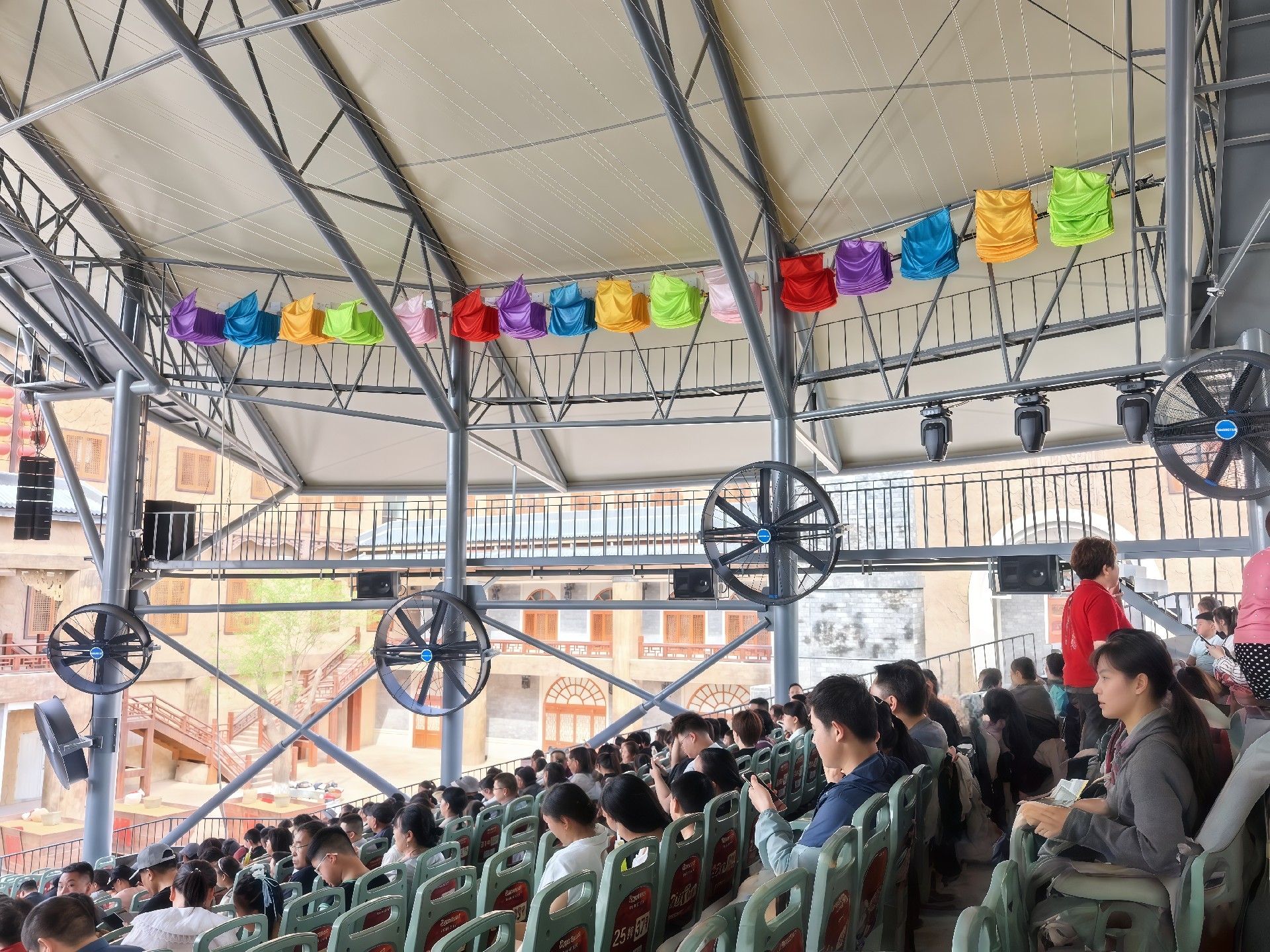 大王壁掛扇賦能西安華夏文旅度假區,打造舒適觀演環境案例